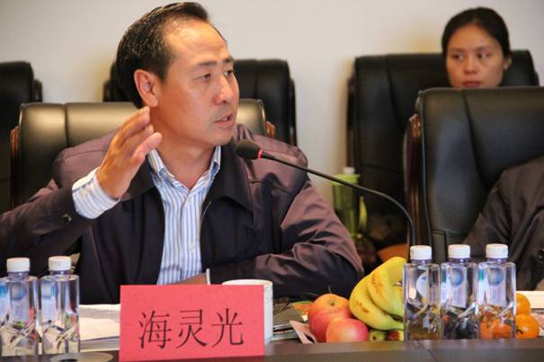 海南省內(nèi)蒙古商會(huì)會(huì)長、內(nèi)蒙古農(nóng)牧業(yè)產(chǎn)業(yè)化龍頭企業(yè)協(xié)會(huì)海南辦事處主任海靈光介紹對接情況.JPG